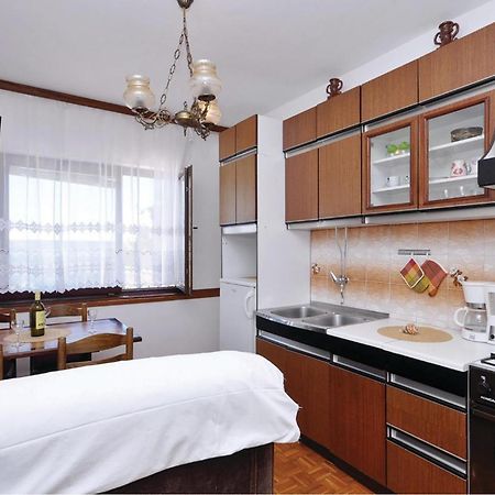 2 Bedroom Lovely Apartment In Starigrad Paklenica Bagian luar foto