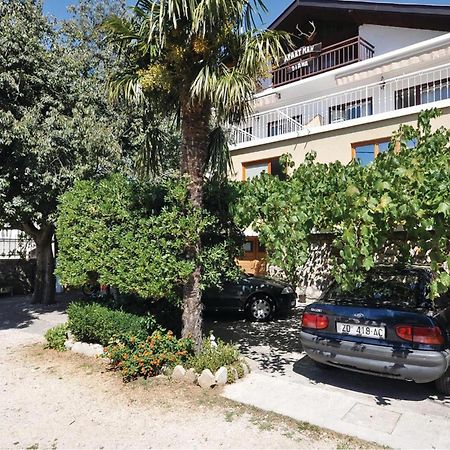 2 Bedroom Lovely Apartment In Starigrad Paklenica Bagian luar foto