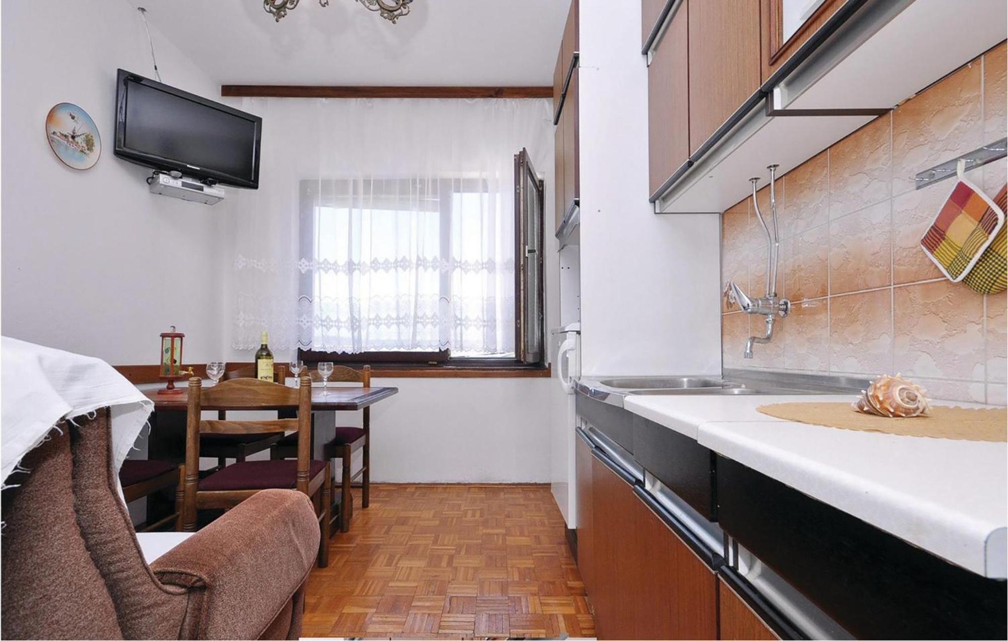 2 Bedroom Lovely Apartment In Starigrad Paklenica Bagian luar foto