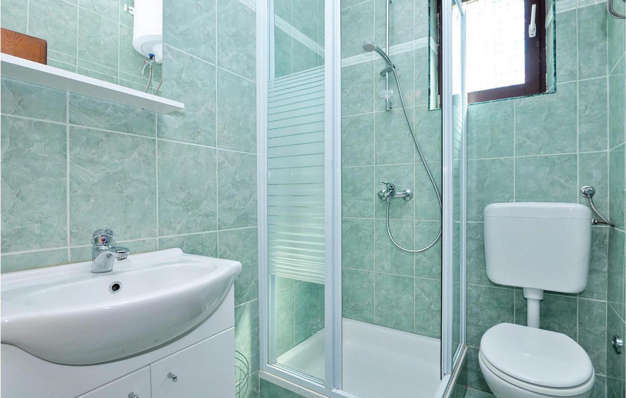 2 Bedroom Lovely Apartment In Starigrad Paklenica Bagian luar foto