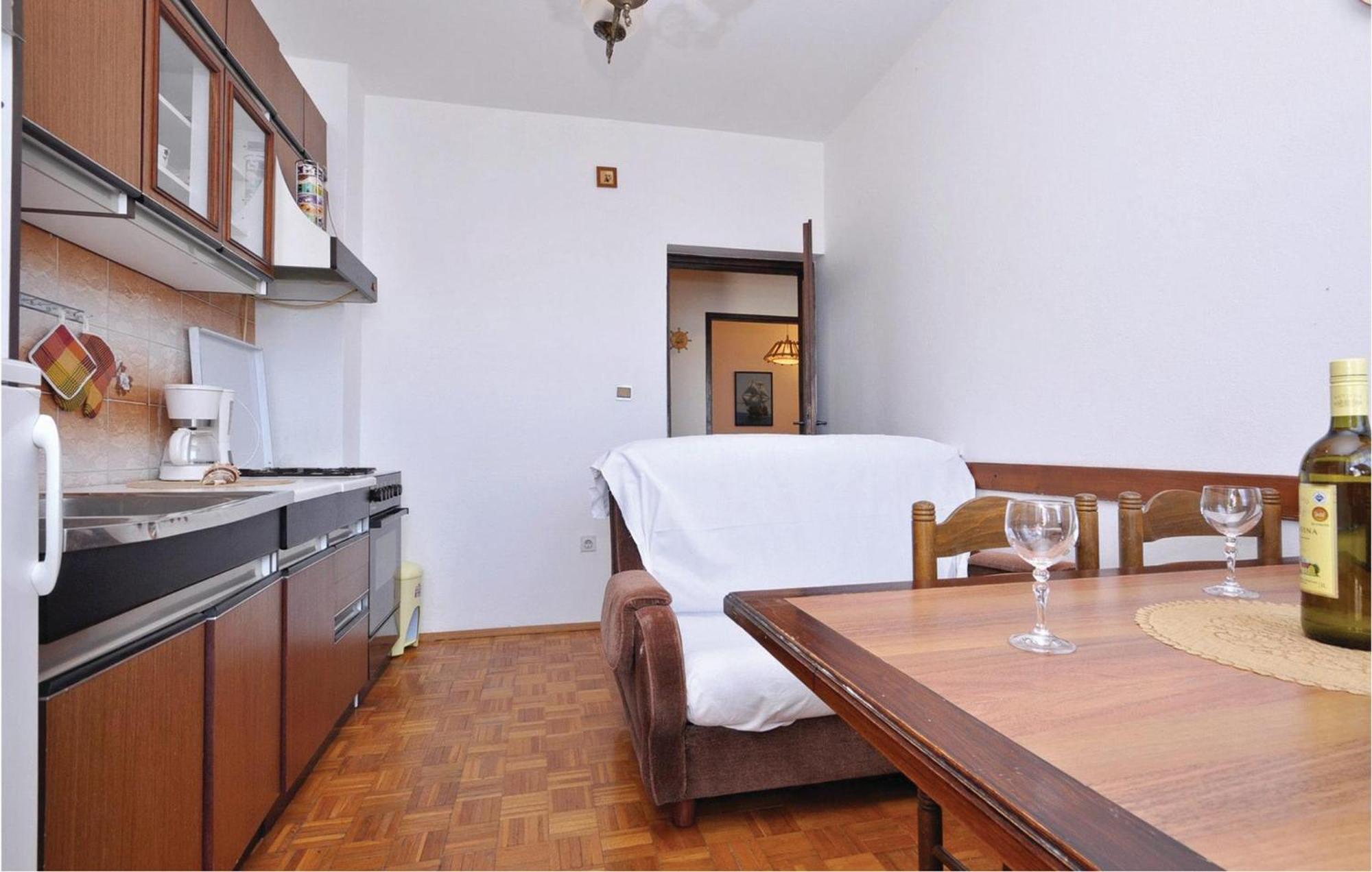 2 Bedroom Lovely Apartment In Starigrad Paklenica Bagian luar foto
