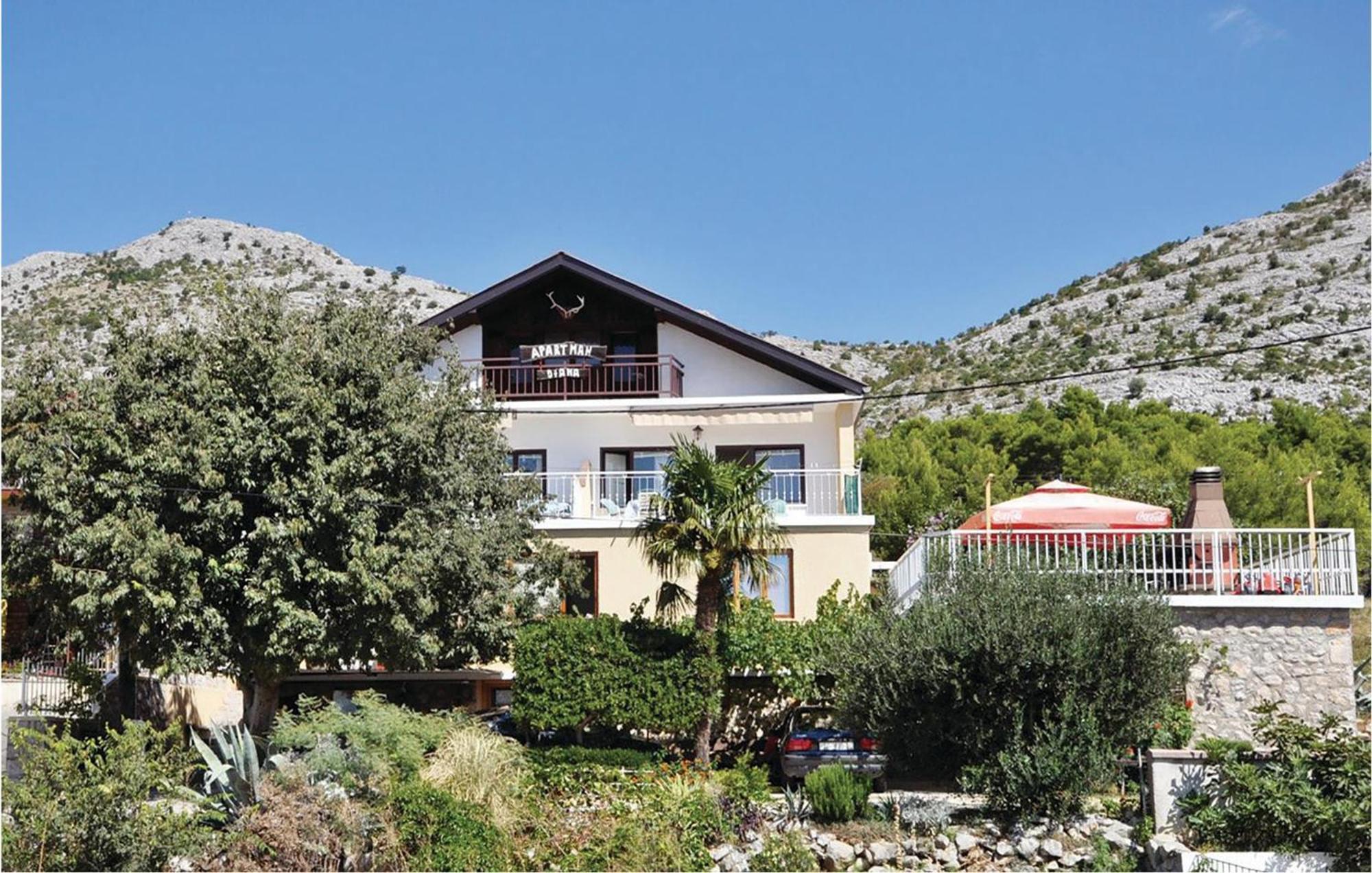 2 Bedroom Lovely Apartment In Starigrad Paklenica Bagian luar foto