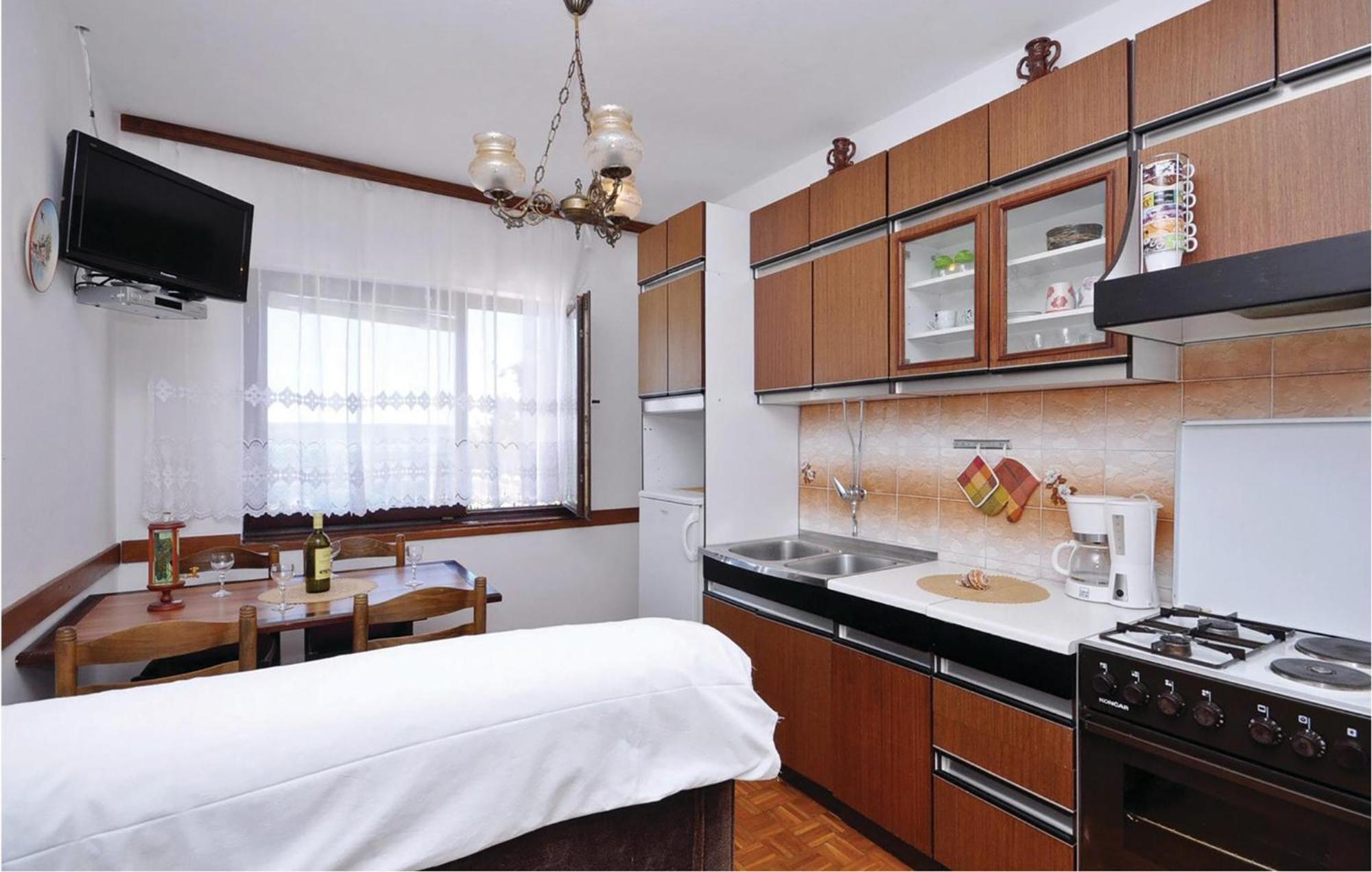 2 Bedroom Lovely Apartment In Starigrad Paklenica Bagian luar foto
