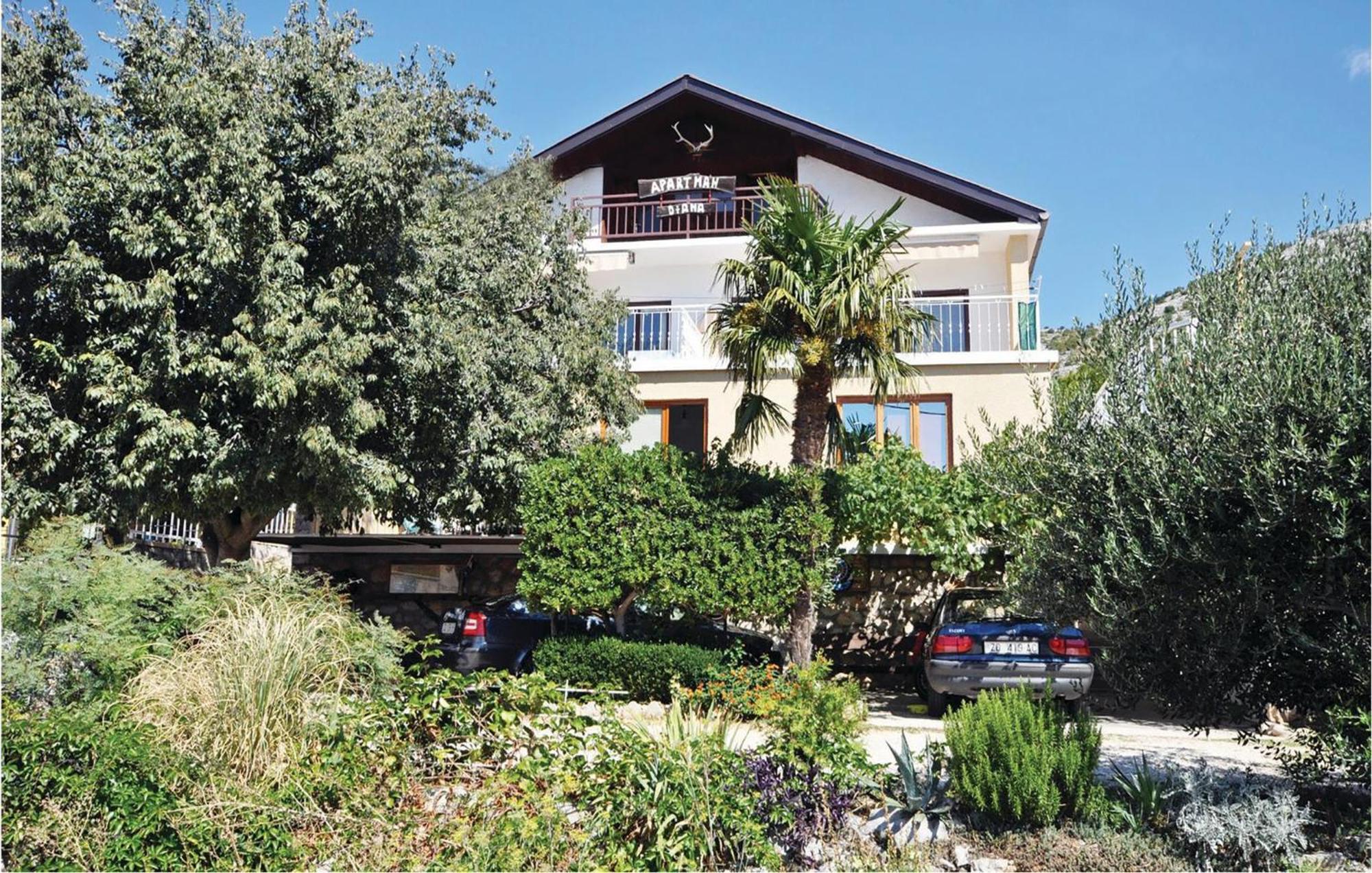 2 Bedroom Lovely Apartment In Starigrad Paklenica Bagian luar foto